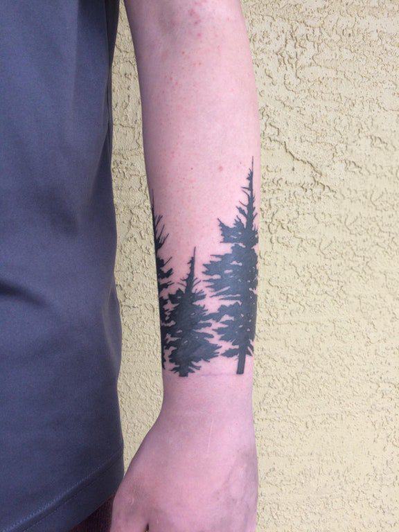 点击大图看下一张：手臂纹身素材 男生手臂上黑色的松树纹身图片