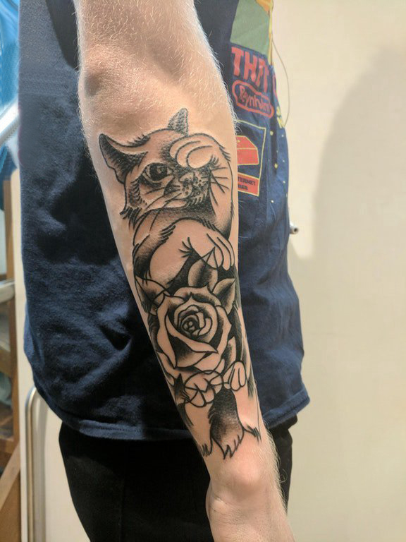 点击大图看下一张：手臂纹身素材 男生手臂上花朵和猫咪纹身图片