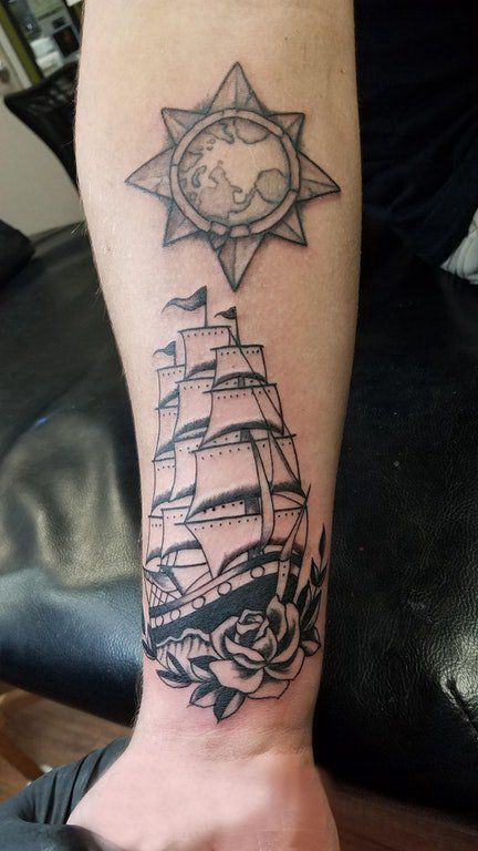 点击大图看下一张：纹身黑色 男生手臂上指南针和帆船纹身图片