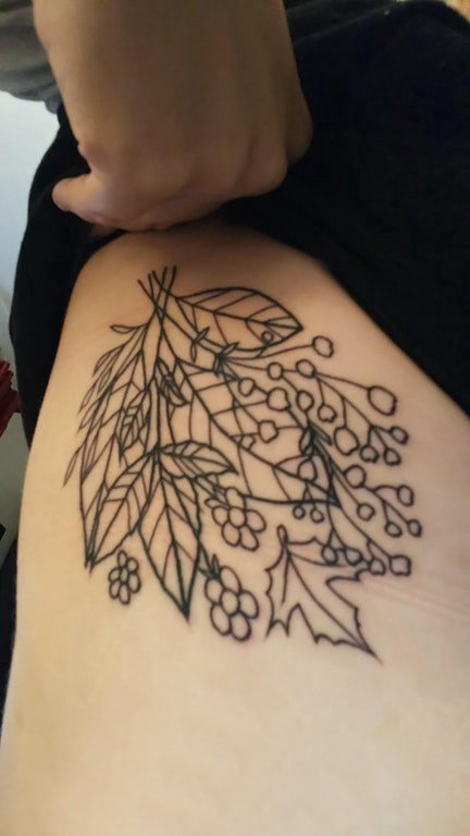 点击大图看下一张：纹身树枝 女生大腿上树枝纹身图片