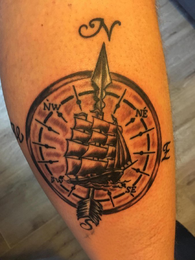 点击大图看下一张：纹身小帆船 男生手臂上帆船纹身图案
