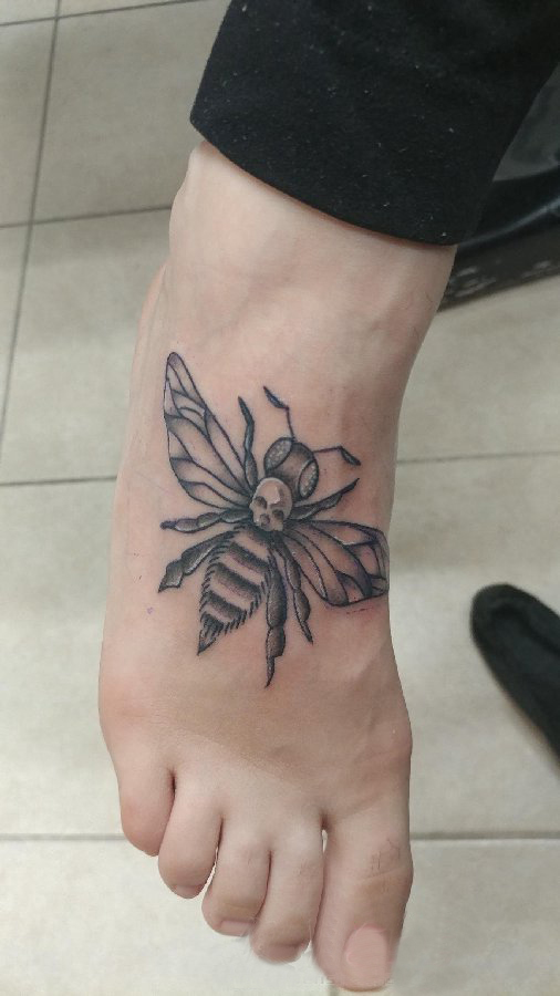 点击大图看下一张：小蜜蜂纹身 女生脚部小蜜蜂纹身图片