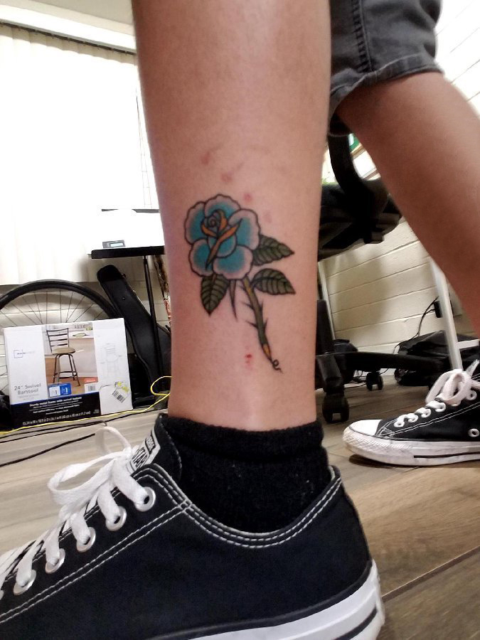 点击大图看下一张：小清新植物纹身 男生脚踝上彩色的花朵纹身图片