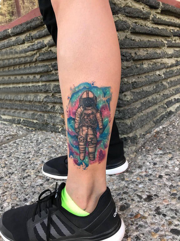 点击大图看下一张：小腿对称纹身 女生小腿上彩色的宇航员纹身图片