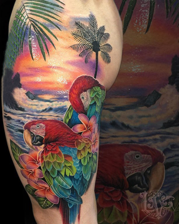 点击大图看下一张：大臂纹身图 男生大臂上鹦鹉和风景纹身图片