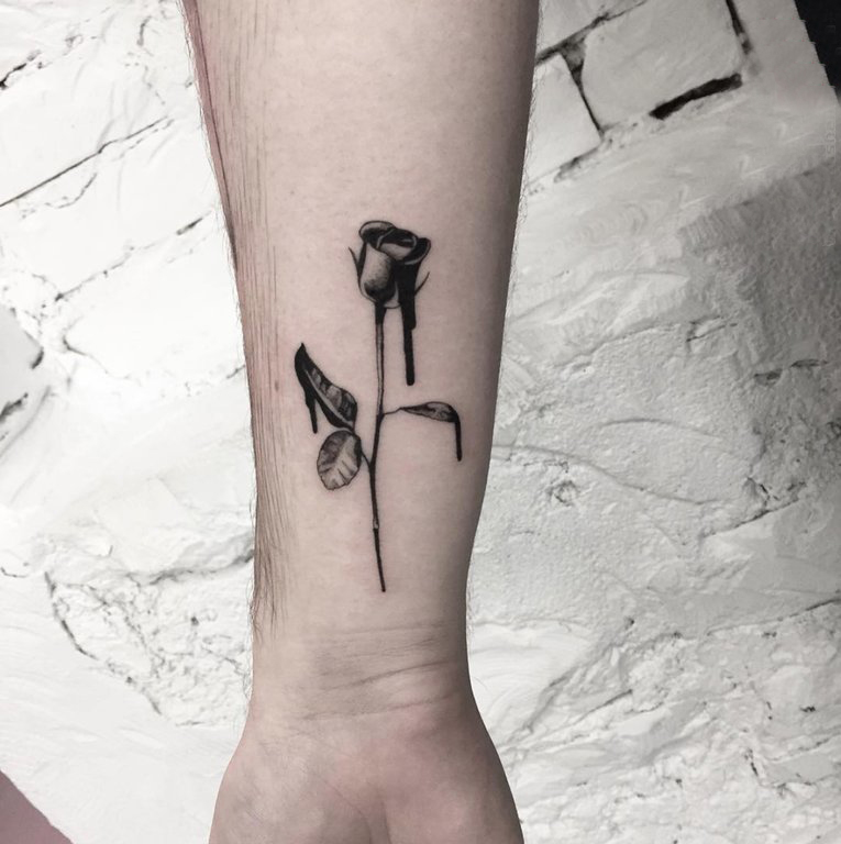 点击大图看下一张：黑玫瑰纹身图 男生手臂上黑色的玫瑰纹身图片