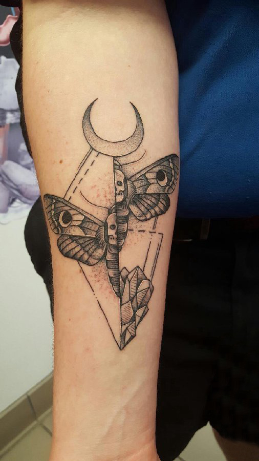 点击大图看下一张：蝴蝶图腾纹身图案 男生手臂上蝴蝶图腾纹身图案