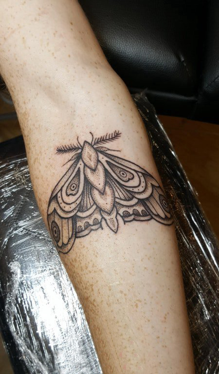 点击大图看下一张：蝴蝶图腾纹身图案 女生手臂上蝴蝶纹身图片
