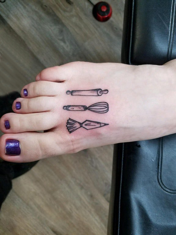点击大图看下一张：简单纹身工具 女生脚背上黑色的工具纹身图片