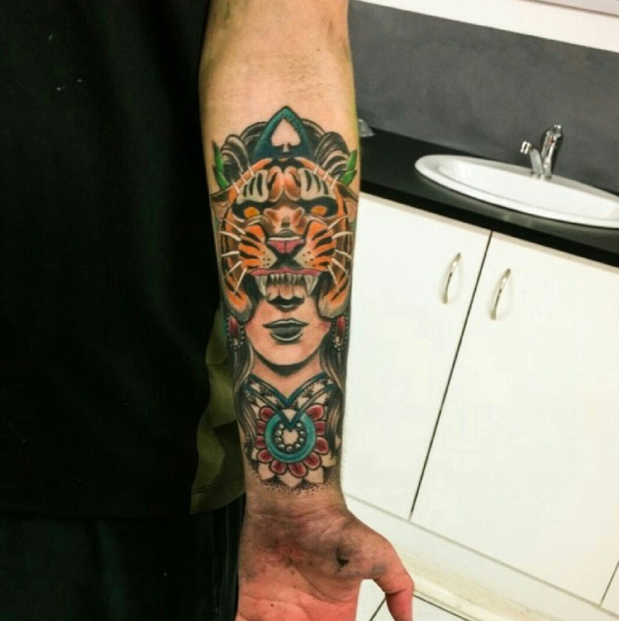 点击大图看下一张：老虎图腾纹身 男生手臂上老虎图腾纹身人物肖像纹身图片