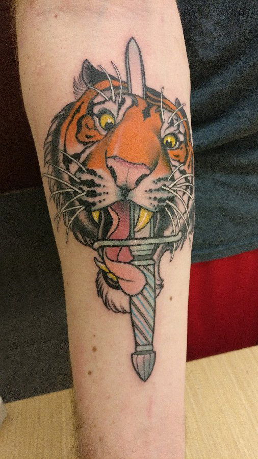 点击大图看下一张：老虎图腾纹身 男生手臂上欧美匕首纹身图片