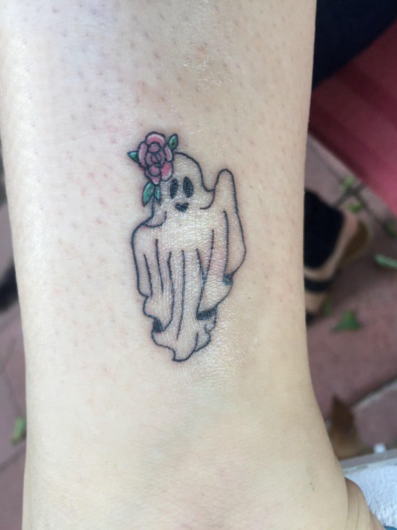 点击大图看下一张：欧美小腿纹身 女生小腿上花朵和幽灵纹身图片