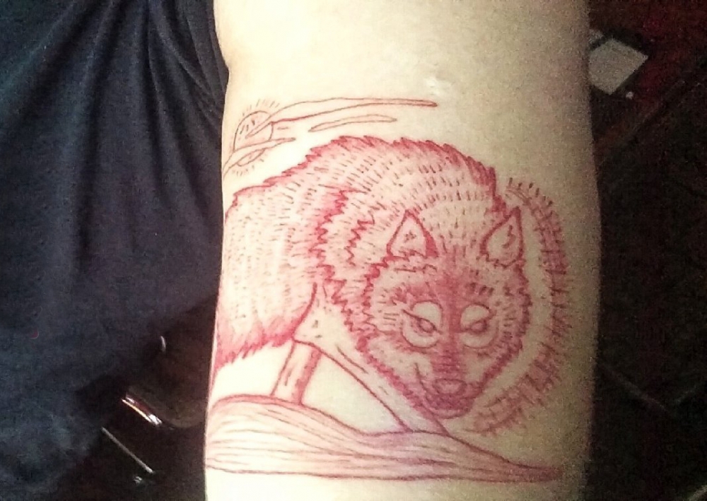 点击大图看下一张：手臂纹身图片 男生大臂上红色的狼纹身图片