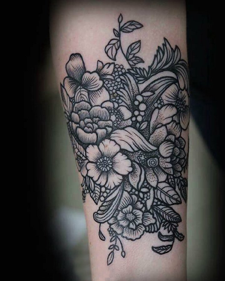 点击大图看下一张：文艺花朵纹身 女生手臂上黑灰纹身花朵纹身图案