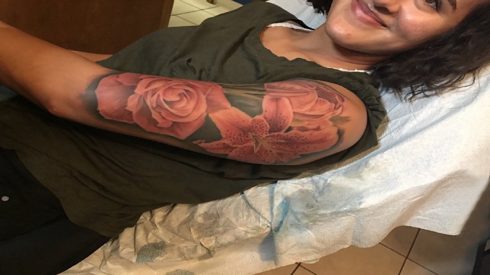 点击大图看下一张：文艺花朵纹身 女生手臂上花朵纹身图案