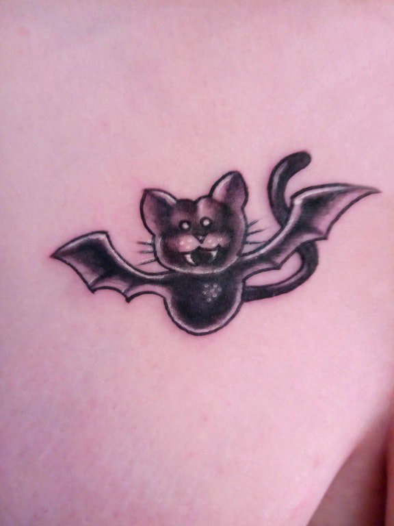 点击大图看下一张：纹身蝙蝠 男生大腿上黑色的蝙蝠纹身图片