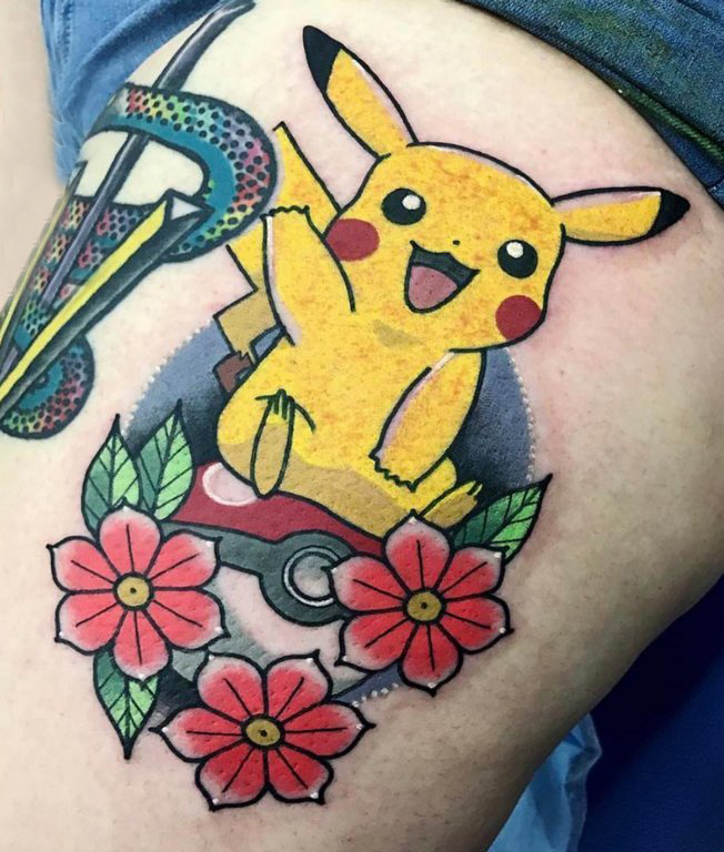 点击大图看下一张：纹身卡通 女生大腿上花朵和皮卡丘纹身图片