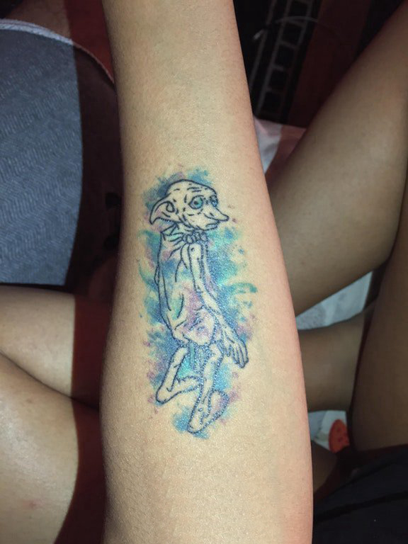 点击大图看下一张：纹身卡通 女生手臂上彩色的小精灵纹身图片