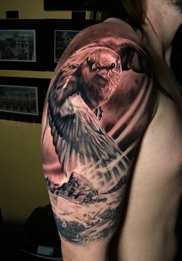 点击大图看下一张：纹身老鹰图案 男生手臂上黑灰纹身老鹰纹身图案