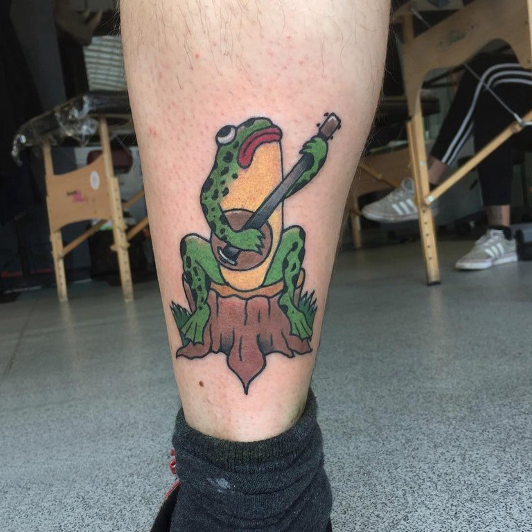 点击大图看下一张：百乐动物纹身 男生小腿上活泼的青蛙纹身图片
