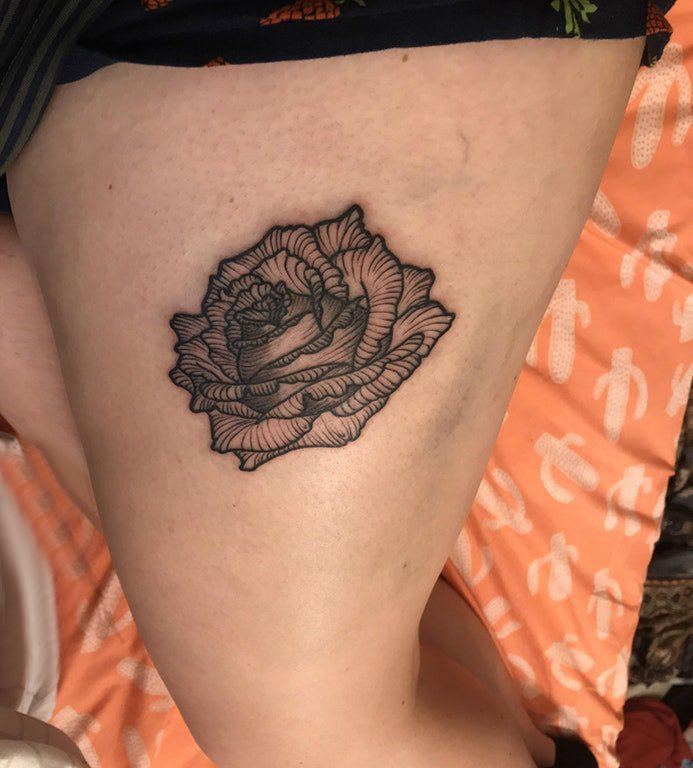 点击大图看下一张：大腿纹身传统 女生大腿上黑色的玫瑰纹身图片