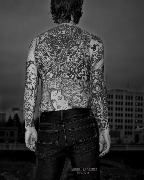 点击大图看下一张：后背纹身男 男生后背上黑色的人物纹身图片