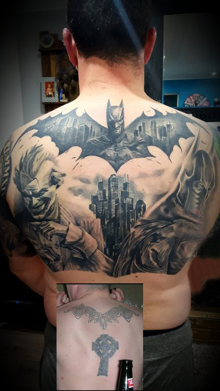 点击大图看下一张：后背纹身男 男生后背上黑色的英雄人物纹身图片