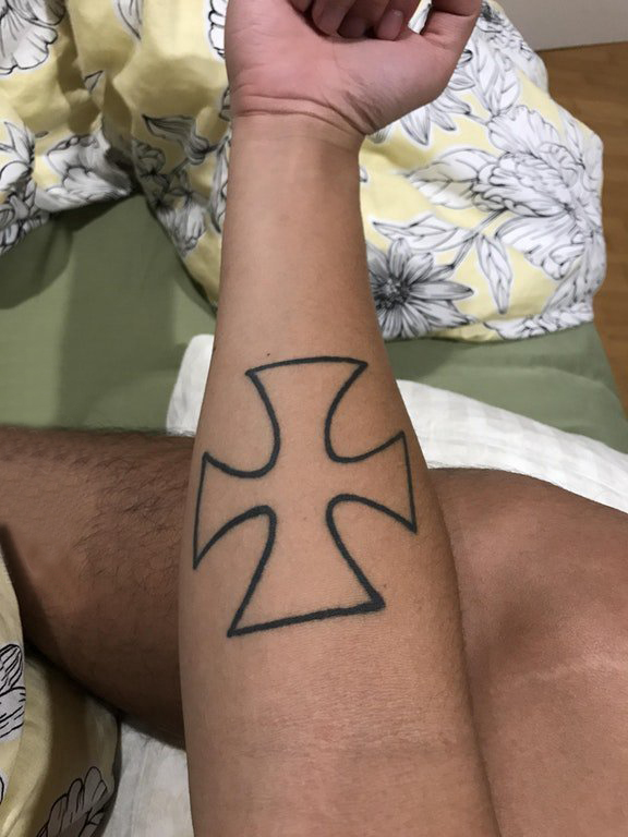 点击大图看下一张：极简线条纹身 男生手臂上创意的几何纹身图片