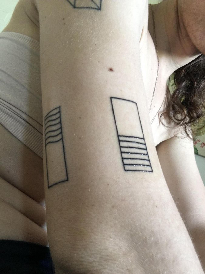 点击大图看下一张：几何元素纹身 女生手臂上黑色的几何纹身图片