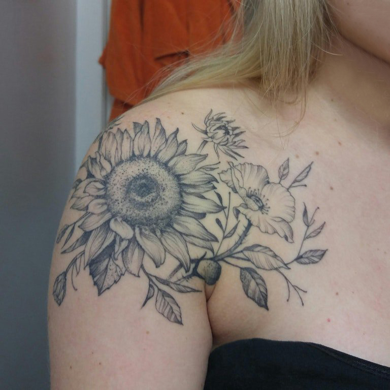 点击大图看下一张：肩膀简约纹身 女生肩膀上向日葵纹身图片