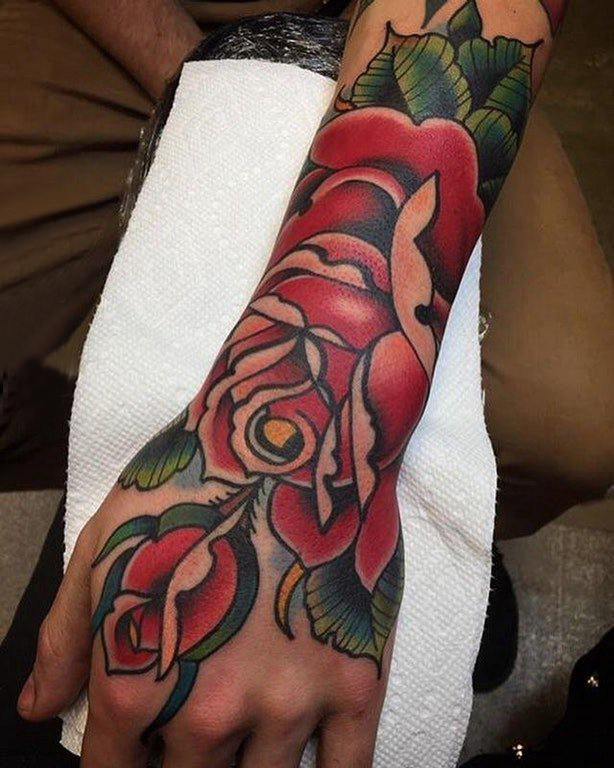点击大图看下一张：玫瑰纹身 女生手臂上彩色花朵纹身图案