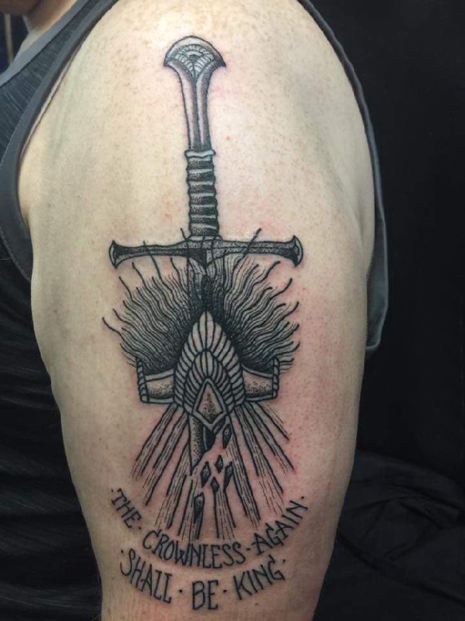 点击大图看下一张：欧美匕首纹身 男生手臂上匕首纹身图案