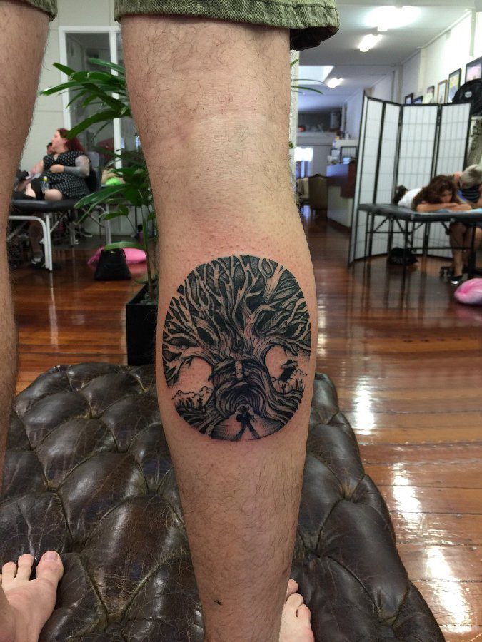 点击大图看下一张：生命树纹身素材 男生小腿上生命树纹身图案