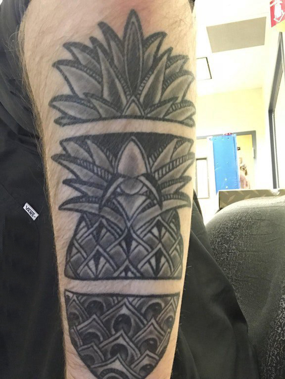 点击大图看下一张：双大臂纹身 男生大臂上黑色的菠萝纹身图片