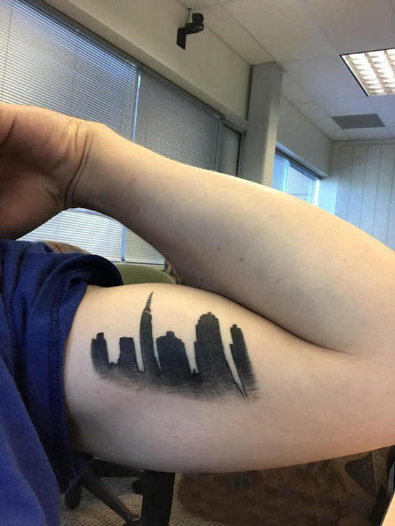 点击大图看下一张：双大臂纹身 男生大臂上黑色的建筑物纹身图片