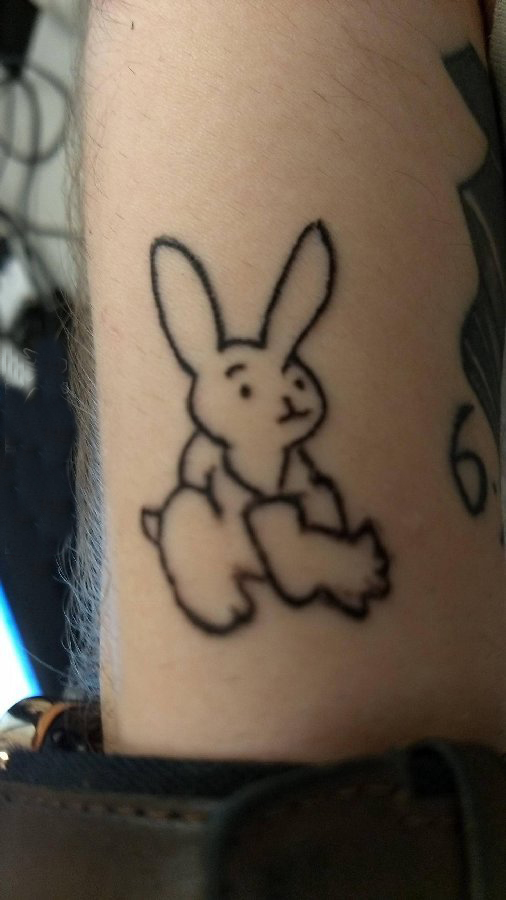 点击大图看下一张：纹身卡通 男生手臂上黑色的兔子纹身图片