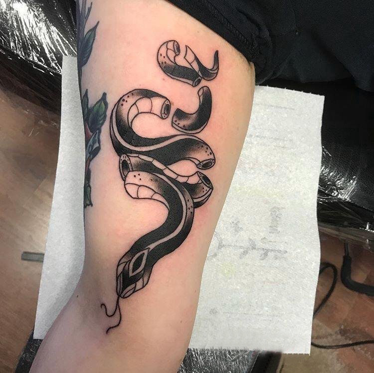 点击大图看下一张：纹身蛇魔 男生手臂上凶猛的蛇纹身图片