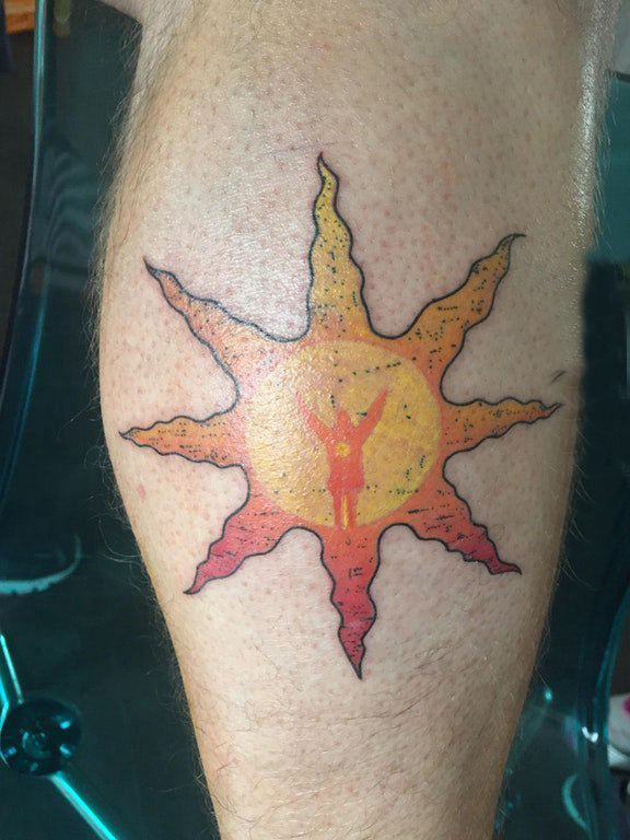 点击大图看下一张：纹身太阳花 男生小腿上彩色的太阳纹身图片