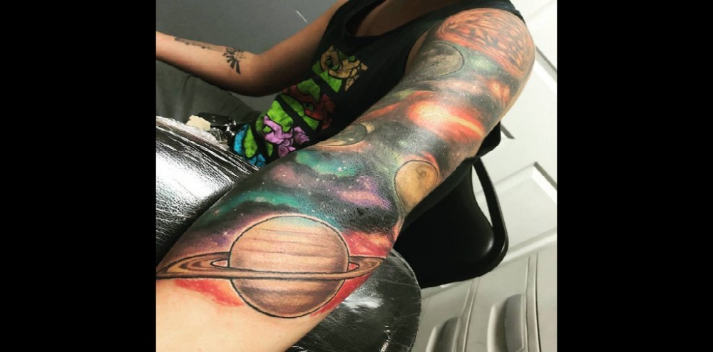 点击大图看下一张：纹身星球 男生手臂上星球纹身图片