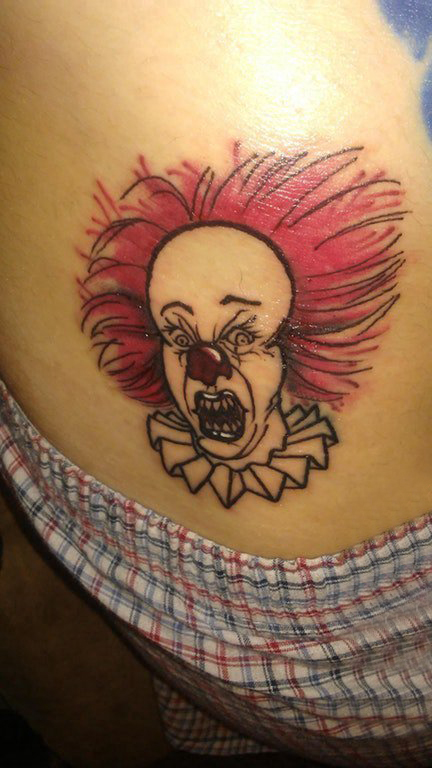 点击大图看下一张：小丑纹身 女生肩部彩色的小丑纹身图片