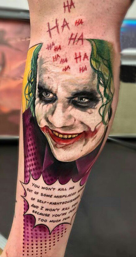 点击大图看下一张：小腿对称纹身 男生小腿上彩绘的小丑纹身图片