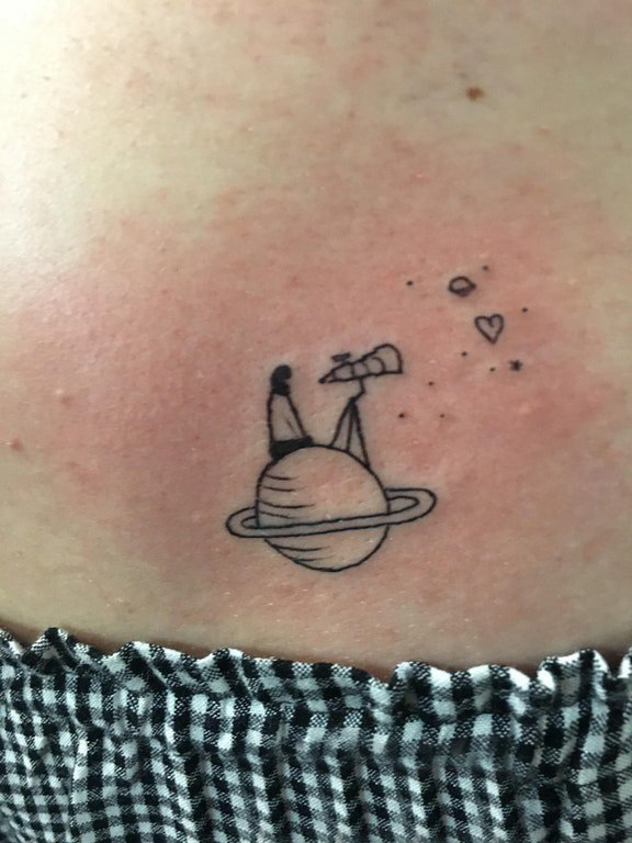 点击大图看下一张：小星球纹身 女生背部小星球纹身图片
