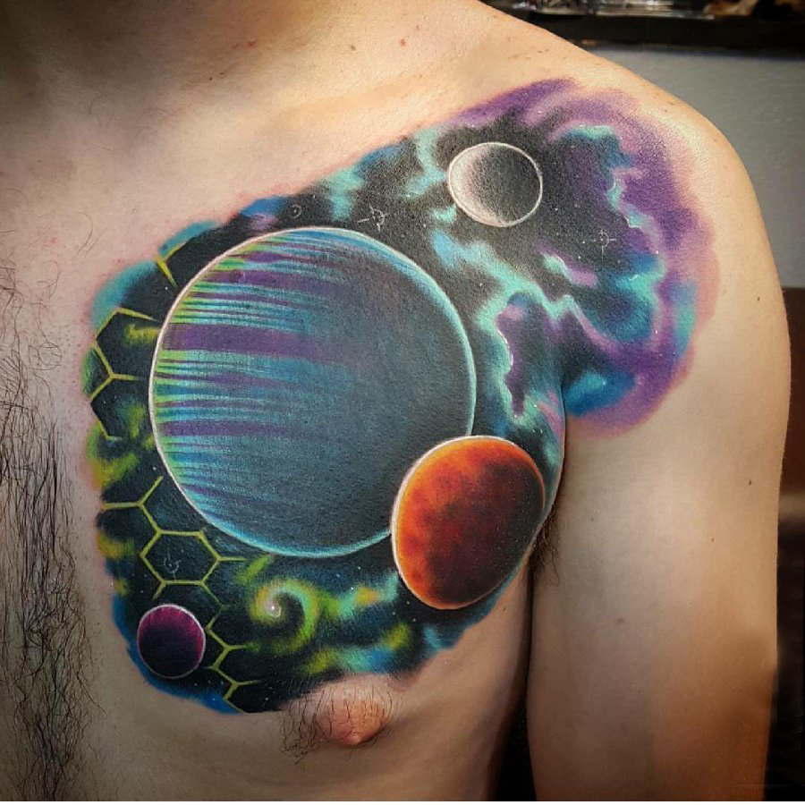 点击大图看下一张：小宇宙纹身 男生胸部彩色的星球纹身图片