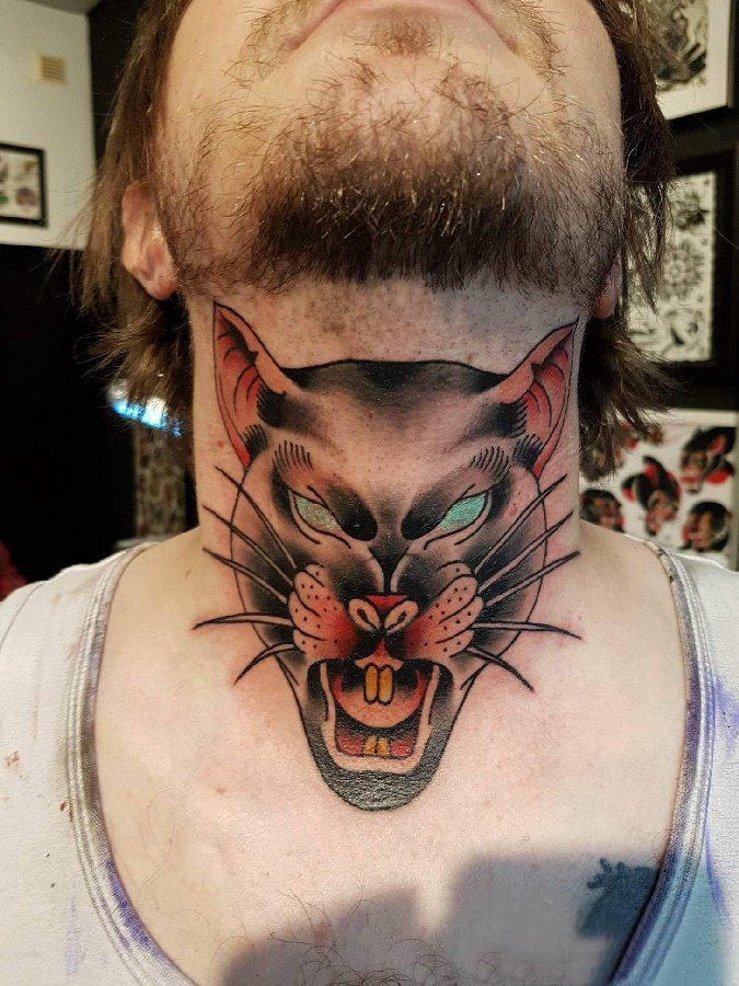 点击大图看下一张：百乐动物纹身 男生颈部彩色的动物纹身图片