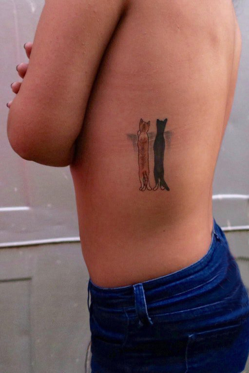 点击大图看下一张：侧腰纹身图 女生侧腰上彩色的猫咪纹身图片