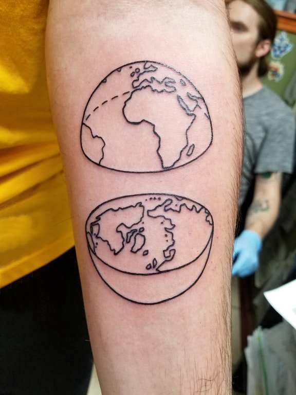 点击大图看下一张：地球纹身图案 男生手臂上黑色的地球纹身图片