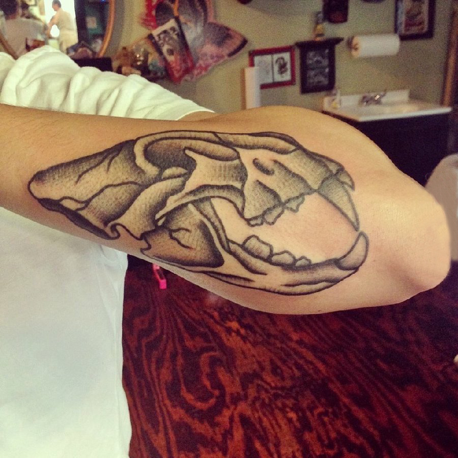 点击大图看下一张：骨头纹身 男生手臂上骨头纹身图片