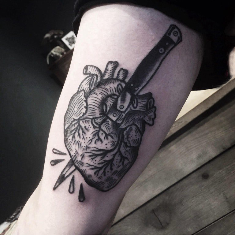 点击大图看下一张：机械心脏纹身 男生手臂上匕首和心脏纹身图片