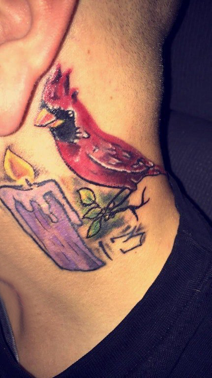 点击大图看下一张：颈部纹身设计 男生颈部蜡烛和鸟纹身图片