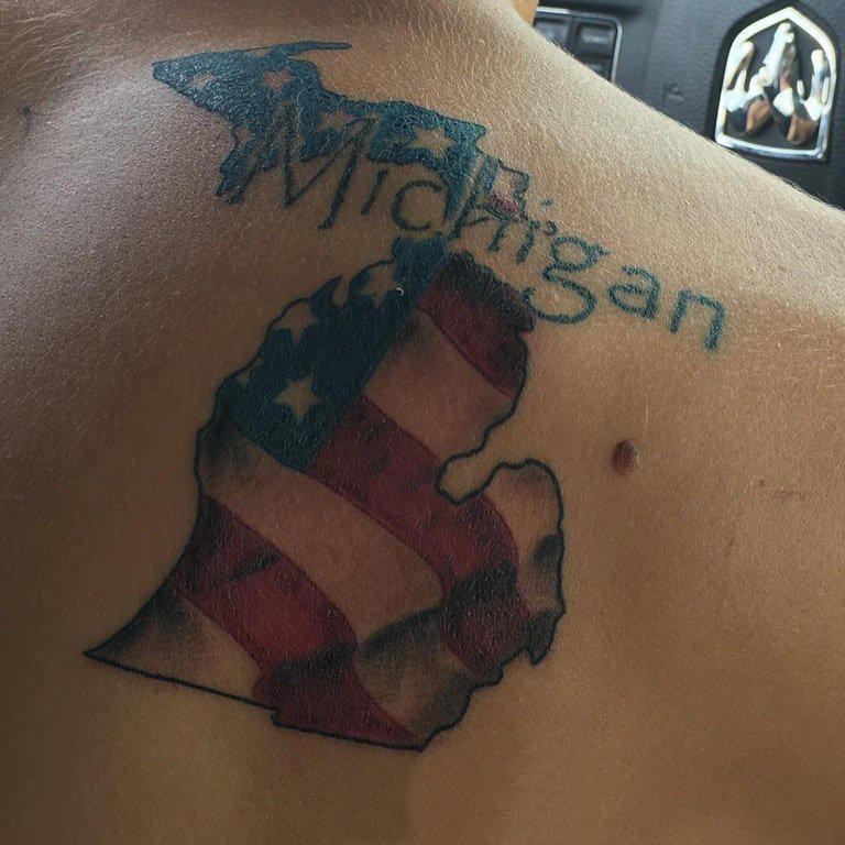 点击大图看下一张：美国国旗纹身 男生背部美国国旗纹身图片